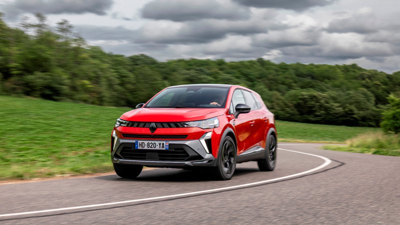 Renault Symbioz E-Tech Esprit Alpine rouge en mouvement sur une route de campagne.