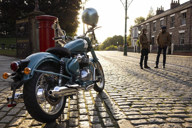 Royal Enfield Classic 650 stilstaand op een kasseiweg