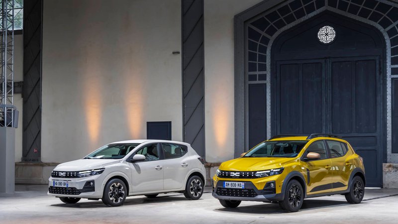 Dacia Sandero et Sandero Stepway, côte à côte, 3/4 avant statique