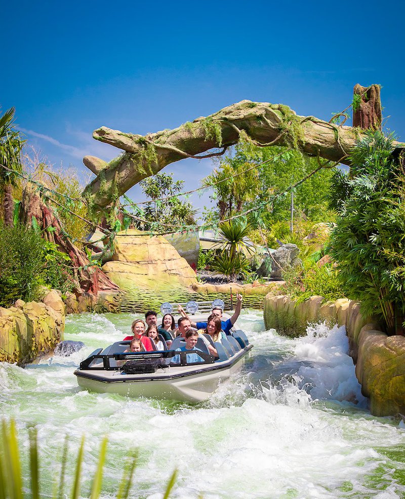 Bateau avec des personnes sur une attraction aquatique au Futuroscope, à Poitiers.