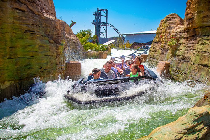 Embarcation avec des personnes sur une attraction aquatique au Futuroscope de Poitiers.