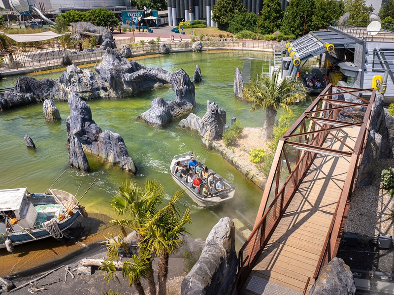 Bateau avec des personnes sur une attraction aquatique au Futuroscope, à Poitiers.