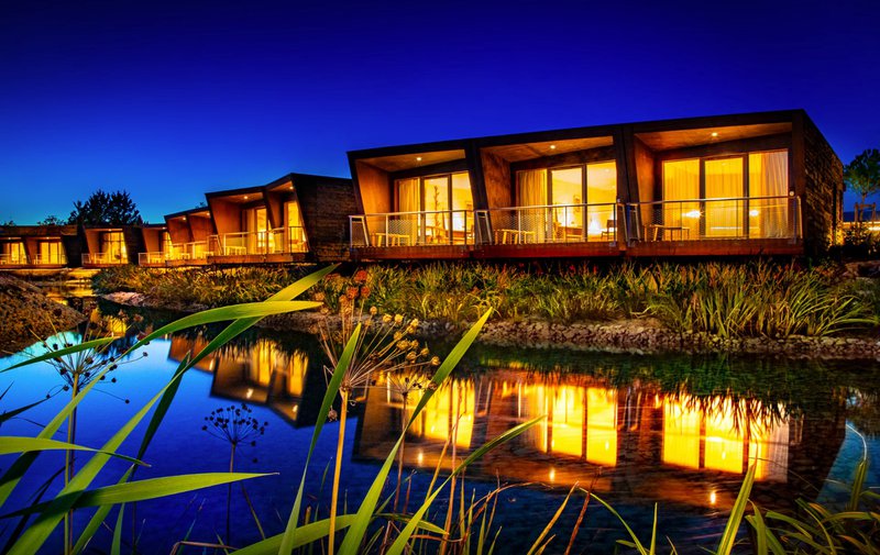 lodges modernes au bord de l'eau la nuit