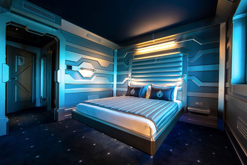 Chambre d'hôtel futuriste avec lit double flottant.