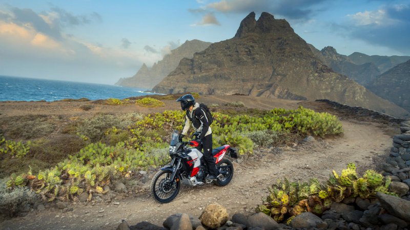 Yamaha Ténéré World Raid sur une piste de montagne