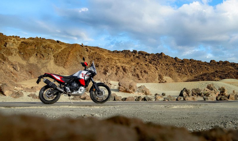 Yamaha Ténéré World Raid statique dans le désert