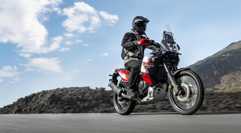 Yamaha Ténéré World Raid en action sur la route