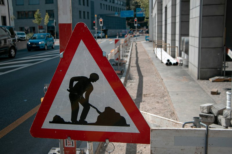 Mobilité - Panneau de signalisation en ville indiquant des travaux routiers.