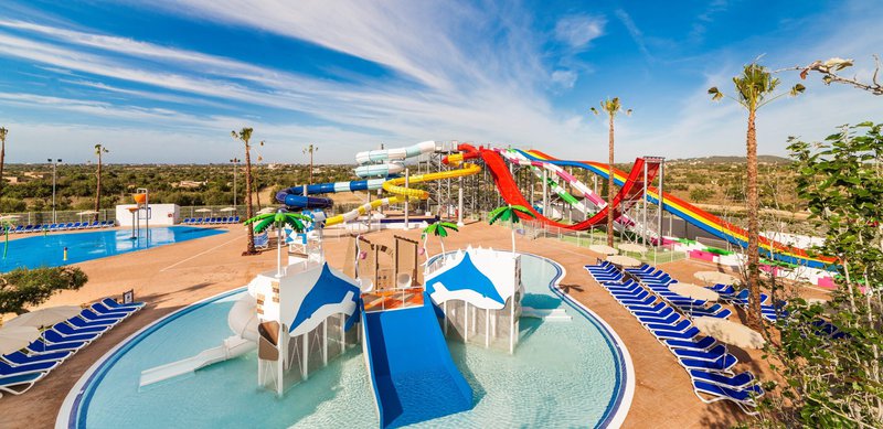 glijbanen en zwembaden in een waterpark op een zonnige dag