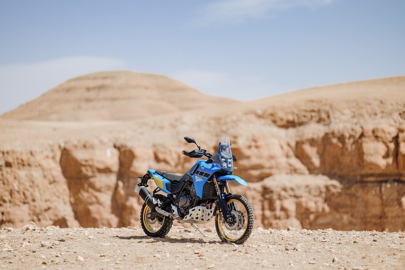 Statisch, de 2025 Yamaha Ténéré 700 Rally in de Agafay-woestijn