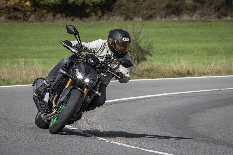 La Kawasaki Z1100 tourne sur une route de campagne
