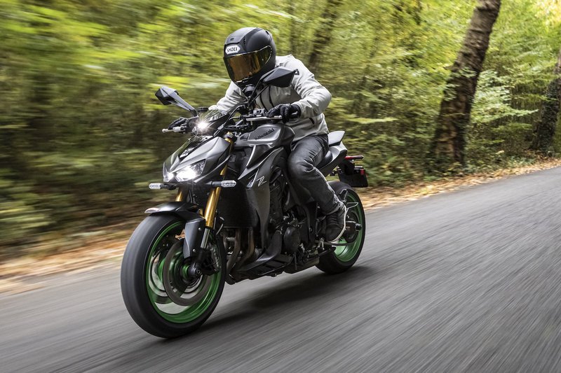 Kawasaki Z1100 SE sur une route qui traverse une forêt