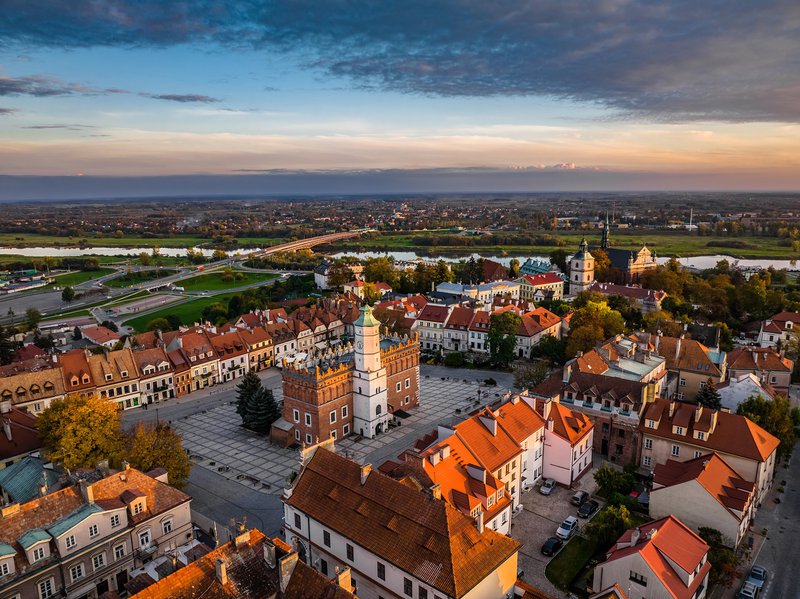 Petit village avec, au centre de la place, un petit château.