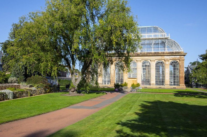 edinburgh botanical garden met serre op achtergrond