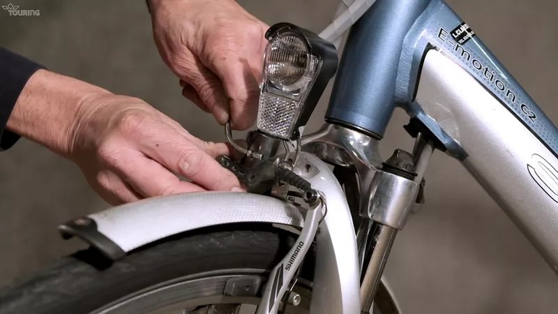 Réglage des patins de frein d'un vélo.