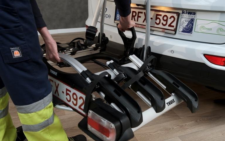 installer un porte-vélos sur l'attelage d'une voiture.