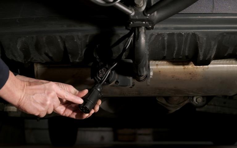 fiche d'éclairage du porte-vélos et prise de courant de la voiture.