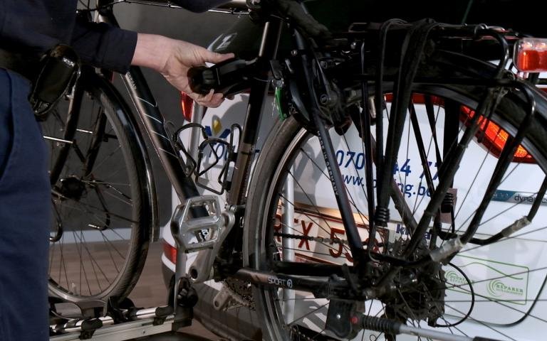 verrouiller un vélo sur un porte-vélos