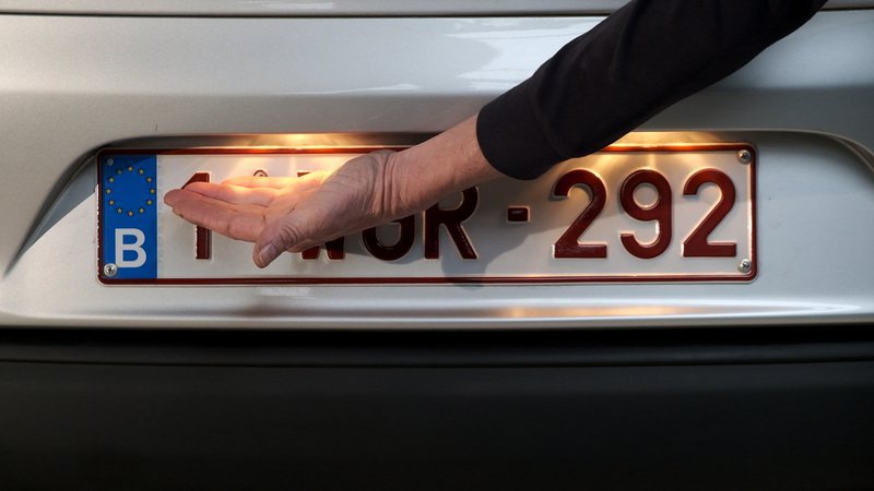 Il vérifie si l'éclairage de la plaque d'immatriculation fonctionne