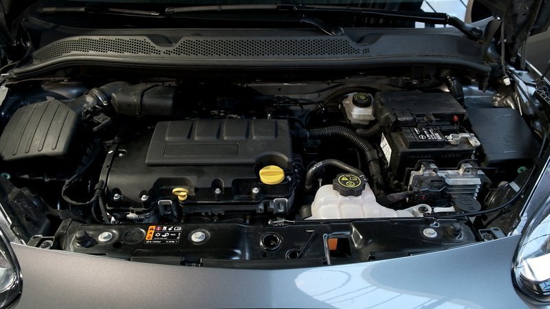 motor van een auto onder de kap