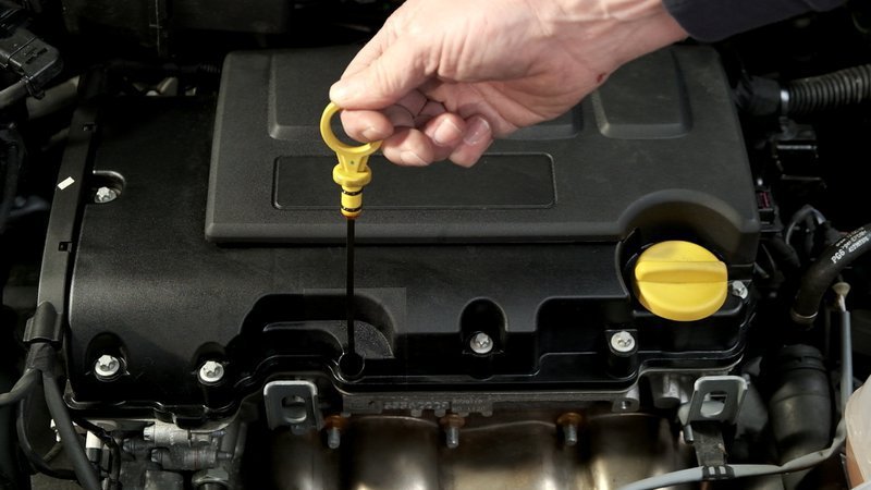 het meten van het motoroliepeil met een peilstok
