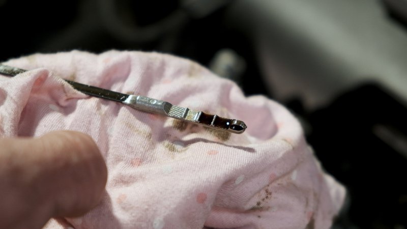 de peilstok voor het meten van het motoroliepeil van een auto