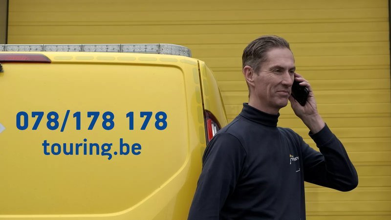 man met telefoon in de hand tegen een gele achtergrond met een groot telefoonnummer op