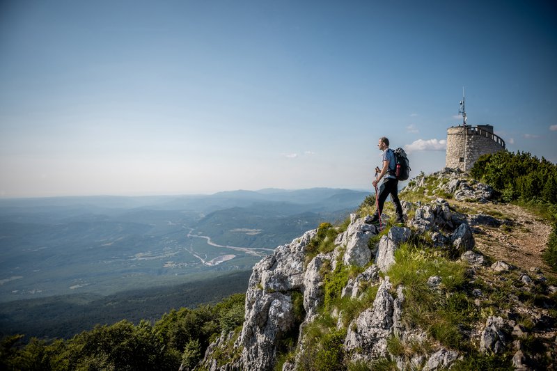 Man op rotsen kijkt uit over vallei in Kroatië