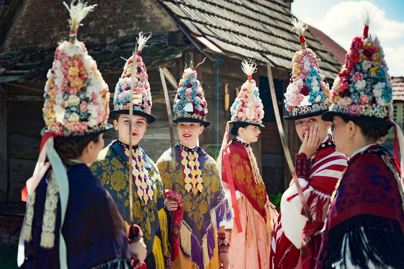 mensen in folkloristische kostuums in Kroatië