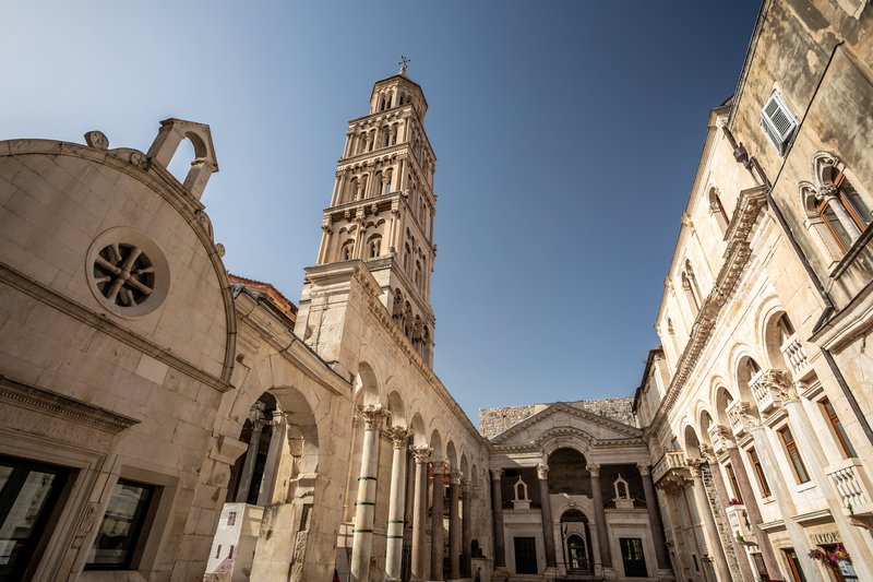 Kerktoren en witte gebouwen vanuit kikkerperspectief in Kroatië