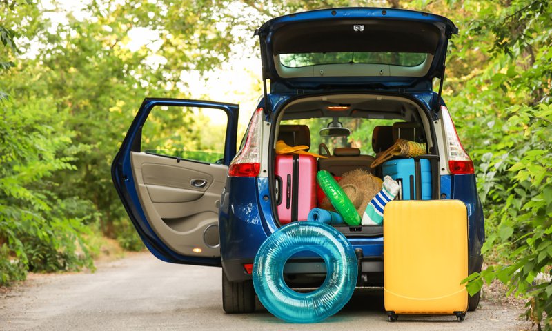 Voiture prête à partir pou rles vacances: coffre rempli de bagages.