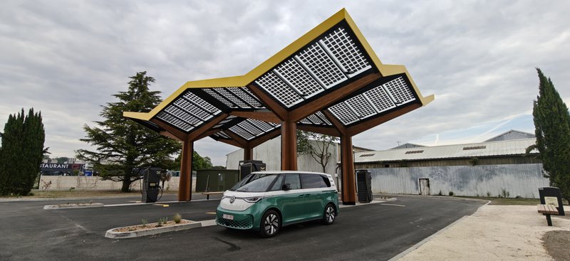 Une voiture électrique sur une aire de recharge dans un centre commercial près de Valence