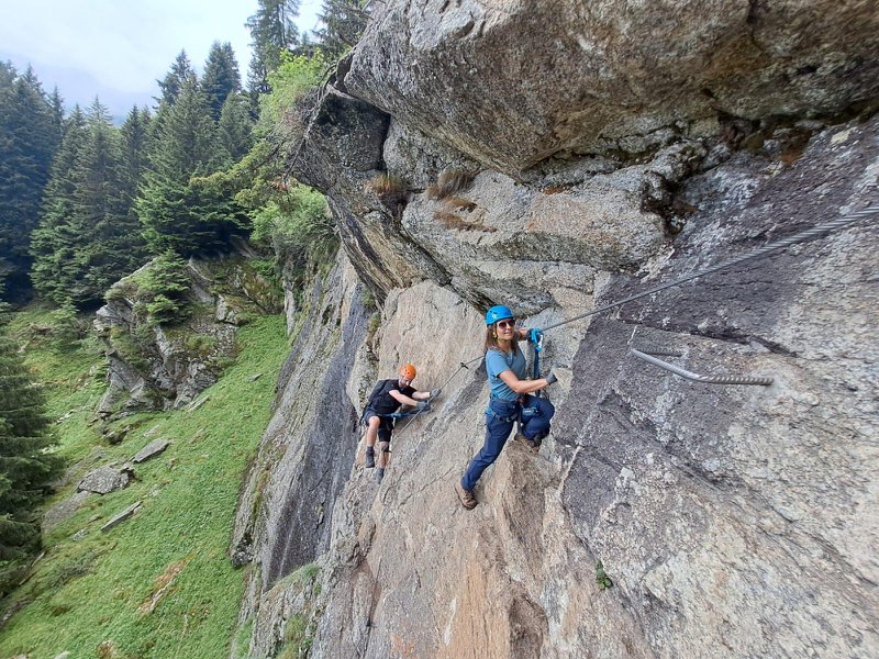 Deux personnes sur une via ferrata.