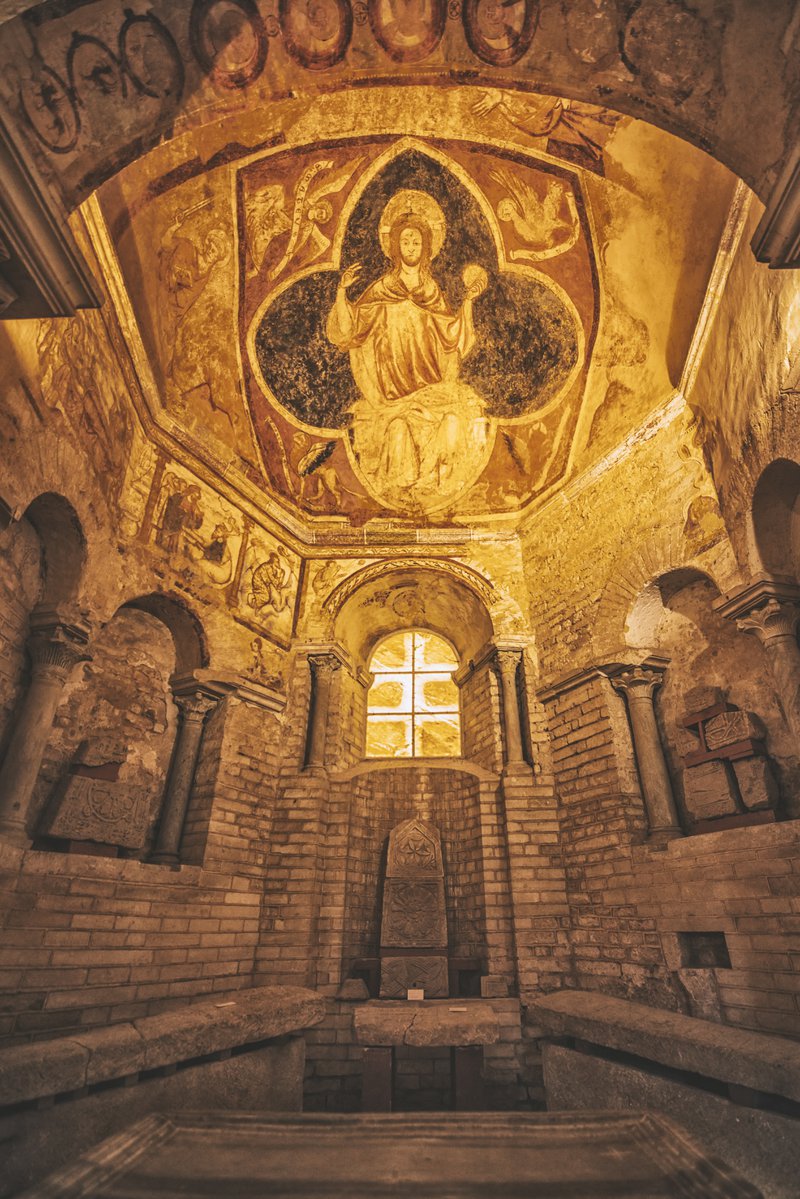 Intérieur d’un tombeau peint époque romaine à Poitiers.