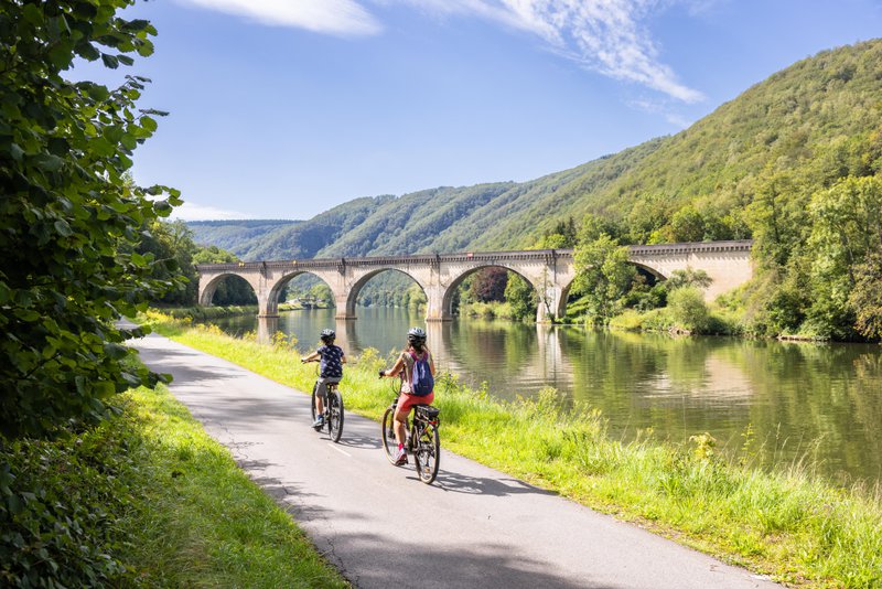 Franse Ardennen: fietsers op een jaagpad langs de Maas bij mooi weer.