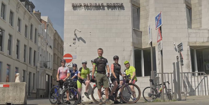 BNP kantoor met enkele fietsers ervoor