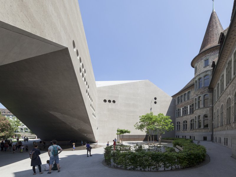 moderne architectuur gecombineerd met oude architectuur in het Nationaal Museum van Zürich