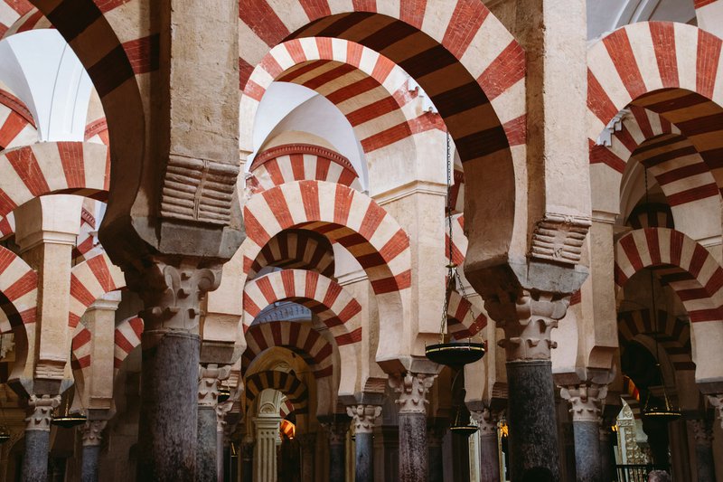 Cruise in Andalusië: gebouw met wit-rode bogen