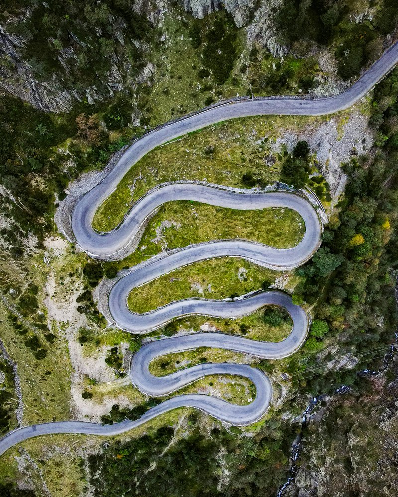 Une route sinueuse sur un col de montagne