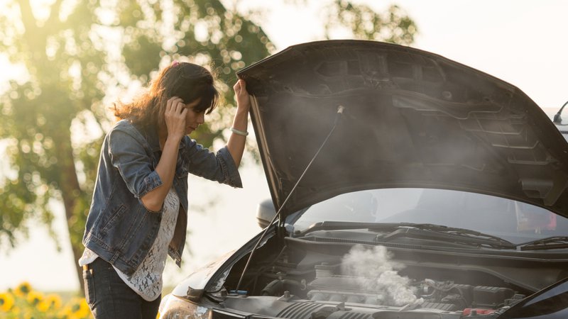Canicule. A young Lady with a black car that broke down on the road. want help with the broken car.
