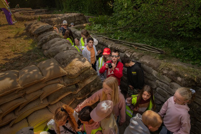 de loopgraven met bezoekers in een van de frontsteden