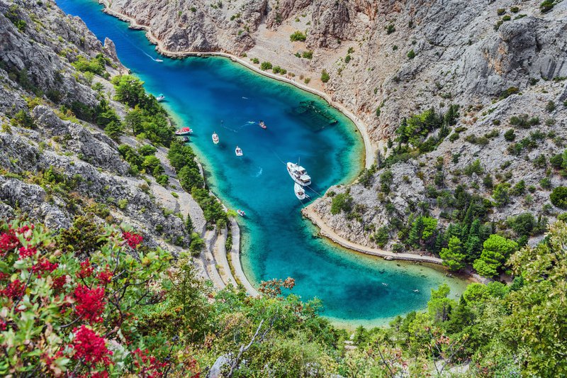 Turkooise inham in natuurpark met steile overs met groen